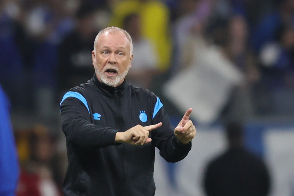Mano Menezes em derrota do Grêmio para o Cruzeiro — Foto: Gilson Lobo/AGIF