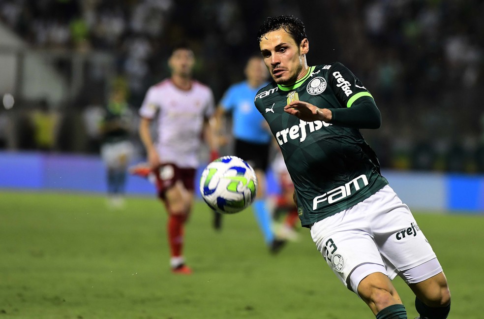 Raphael Veiga em ação com a camisa do Palmeiras, o novo líder do Brasileirão — Foto: Marcos Ribolli