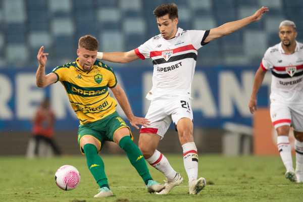 DERROTA FORA DE CASA! Atuações do São Paulo: falhas defensivas e ataque sem efetividade na derrota.