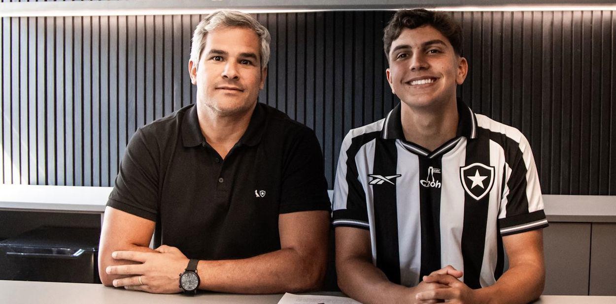 Artilheiro do sub-17, Bernardo Germano assina contrato profissional com Botafogo e tem multa de R$ 292 milhões