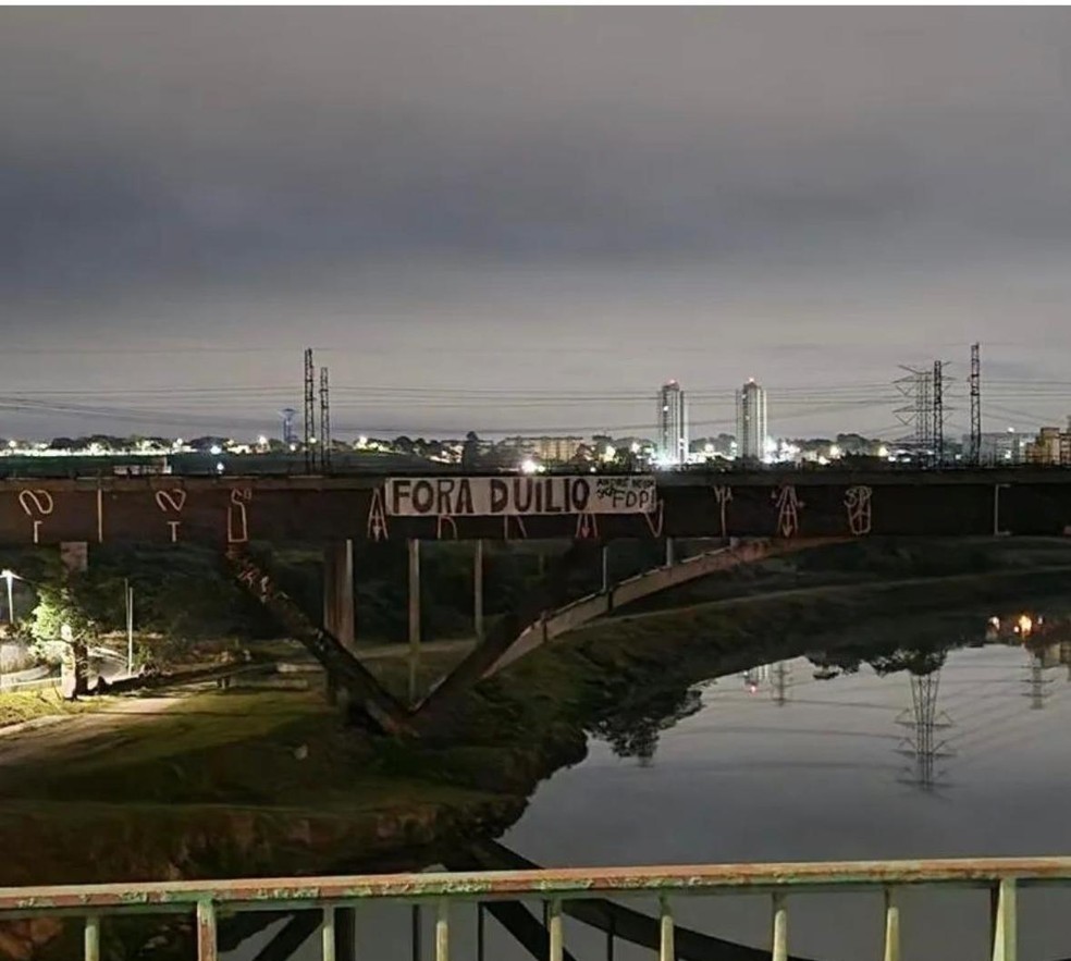 Faixa de protesto do Corinthians — Foto: Reprodução rede social