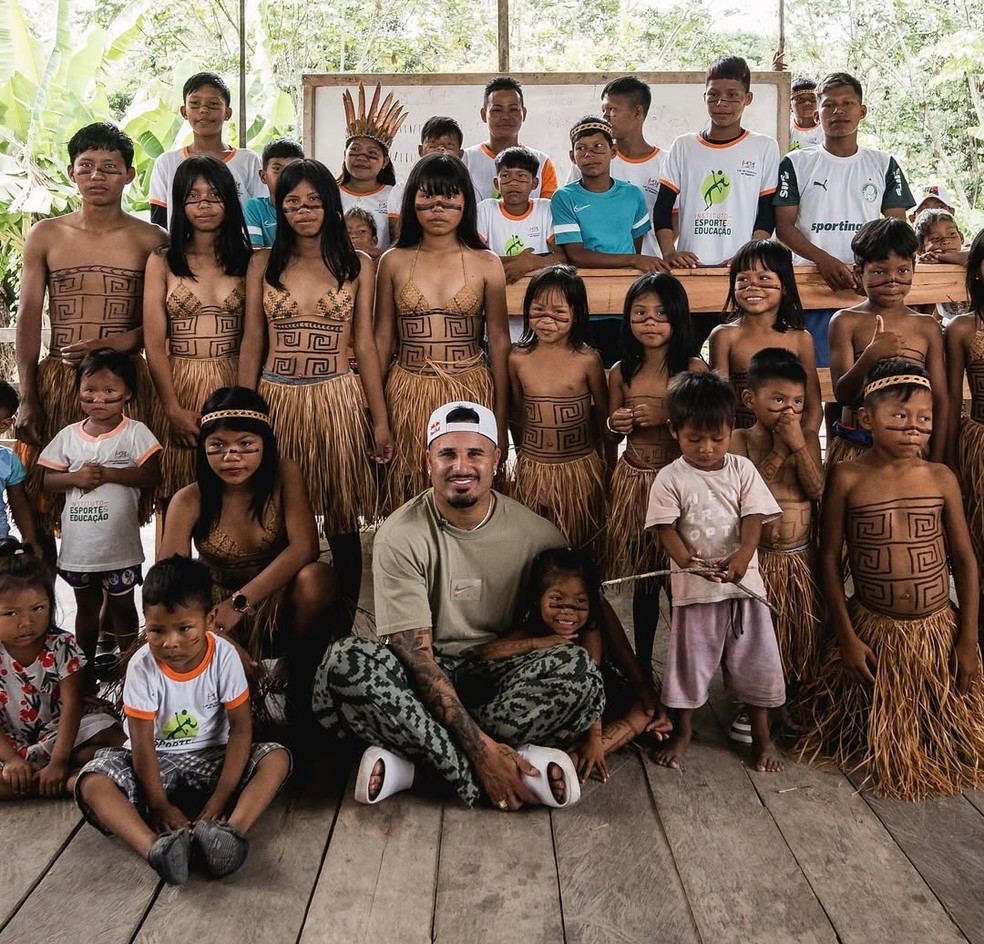 Campeão olímpico conhece trabalho do Instituto Esporte Educação — Foto: Reprodução