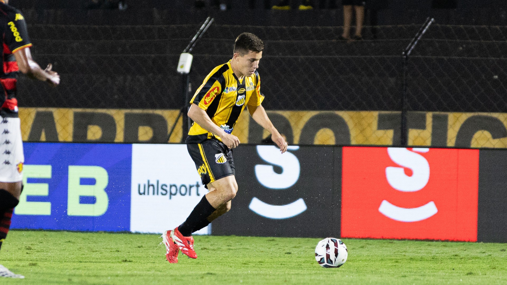 Jogador jovem do Novorizontino comemorando gol