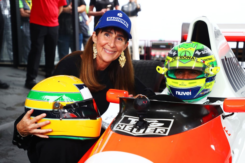 Viviane Senna posa ao lado de Lewis Hamilton após homenagem no Autódromo de Interlagos — Foto: Peter Fox/Formula 1 via Getty Images
