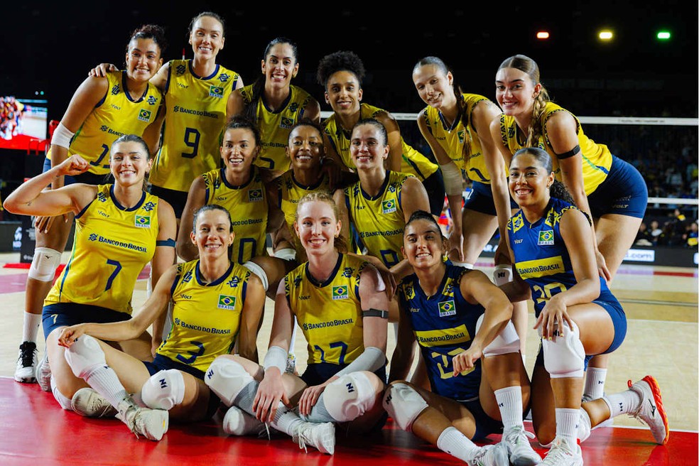 Seleção brasileira posa após vitória sobre Porto Rico — Foto: Divulgação/VolleyballWorld