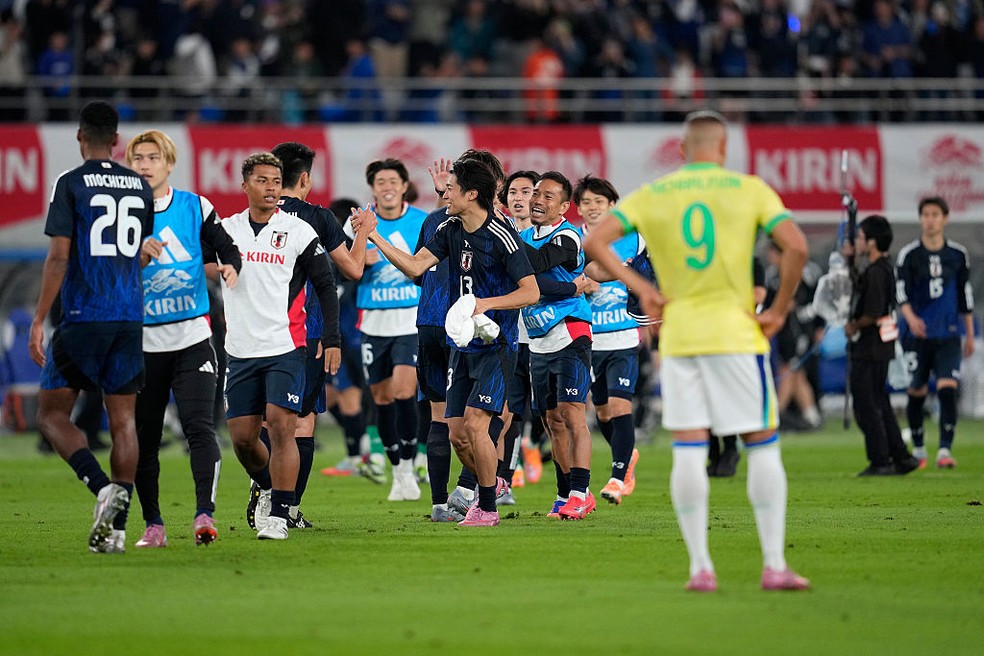Jogadores do Japão comemoram após vencerem a seleção brasileira em amistoso.