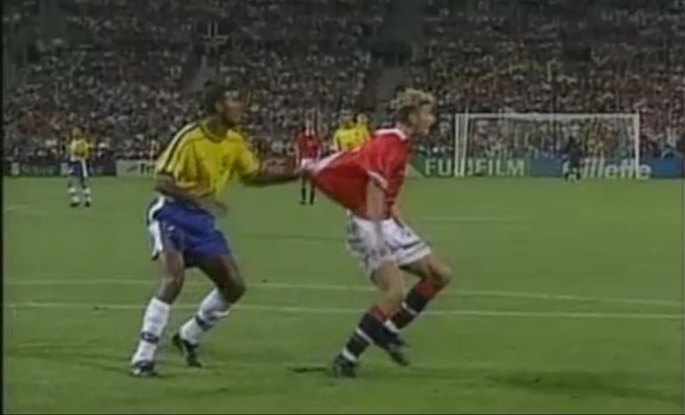 Júnior Baiano puxa a camisa de Tore André Flo — VAR analógico