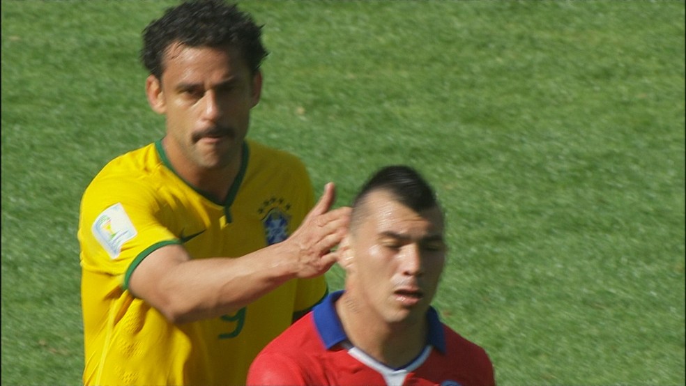 Confusão entre Medel e Fred na Copa de 2014 — Foto: Reprodução SporTV