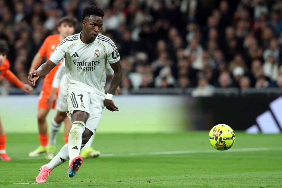De pênalti, Vinícius Júnior faz o segundo gol do Real Madrid contra a Real Sociedad — Foto: Pierre-Philippe MARCOU / AFP