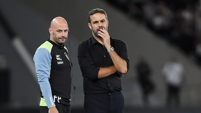 Artur Jorge observa Botafogo x Vitória