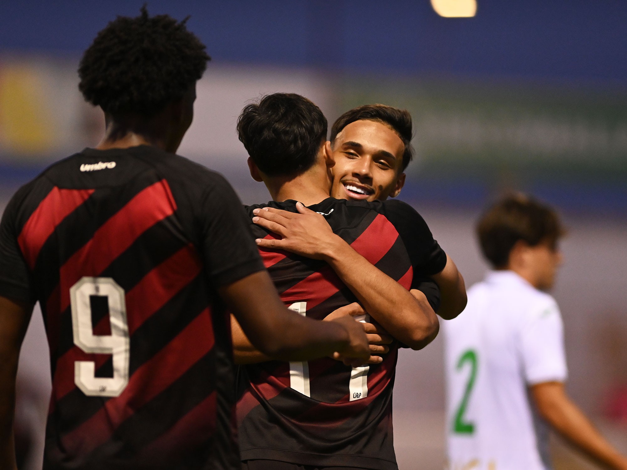 Jogadores do Athletico e do Real Madrid em ação durante partida juvenil na Espanha