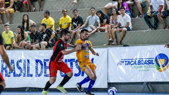 Constelação tem dificuldade em jogar, cria pouco e estreia com derrota na Taça Brasil de Futsal
