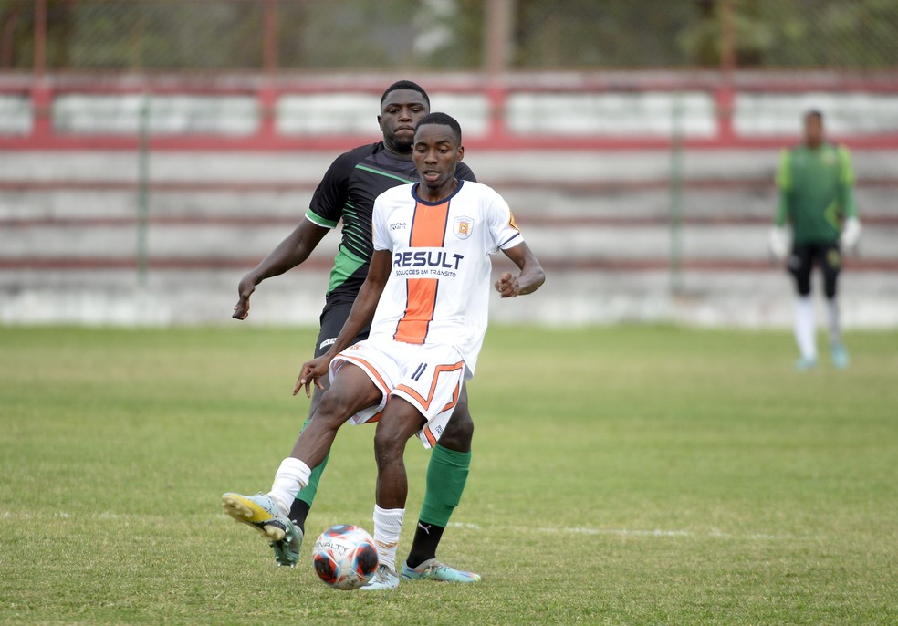 Dembel&eacute; protege a bola pelo Paraty: presidente do clube acena com transfer&ecirc;ncia de jovem para Portugal &mdash; Foto: Andr&eacute; Dur&atilde;o