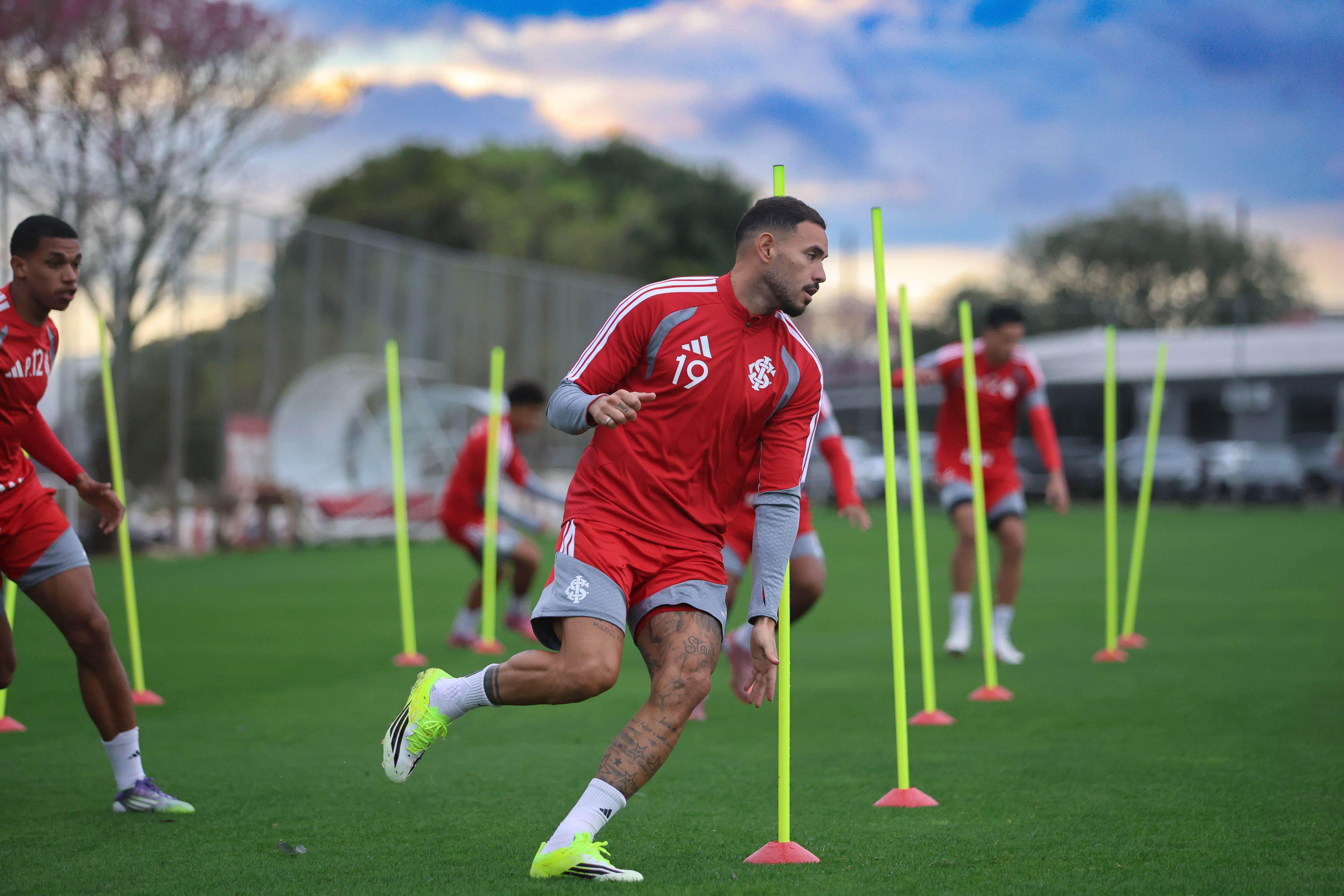 Inter deve ter duas mudanças no time contra o Santos; veja provável escalação