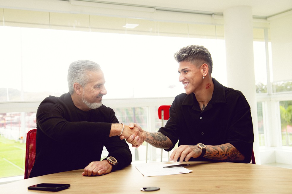Jos Boto e Carrascal, novo reforo do Flamengo  Foto: Adriano Fontes/Flamengo