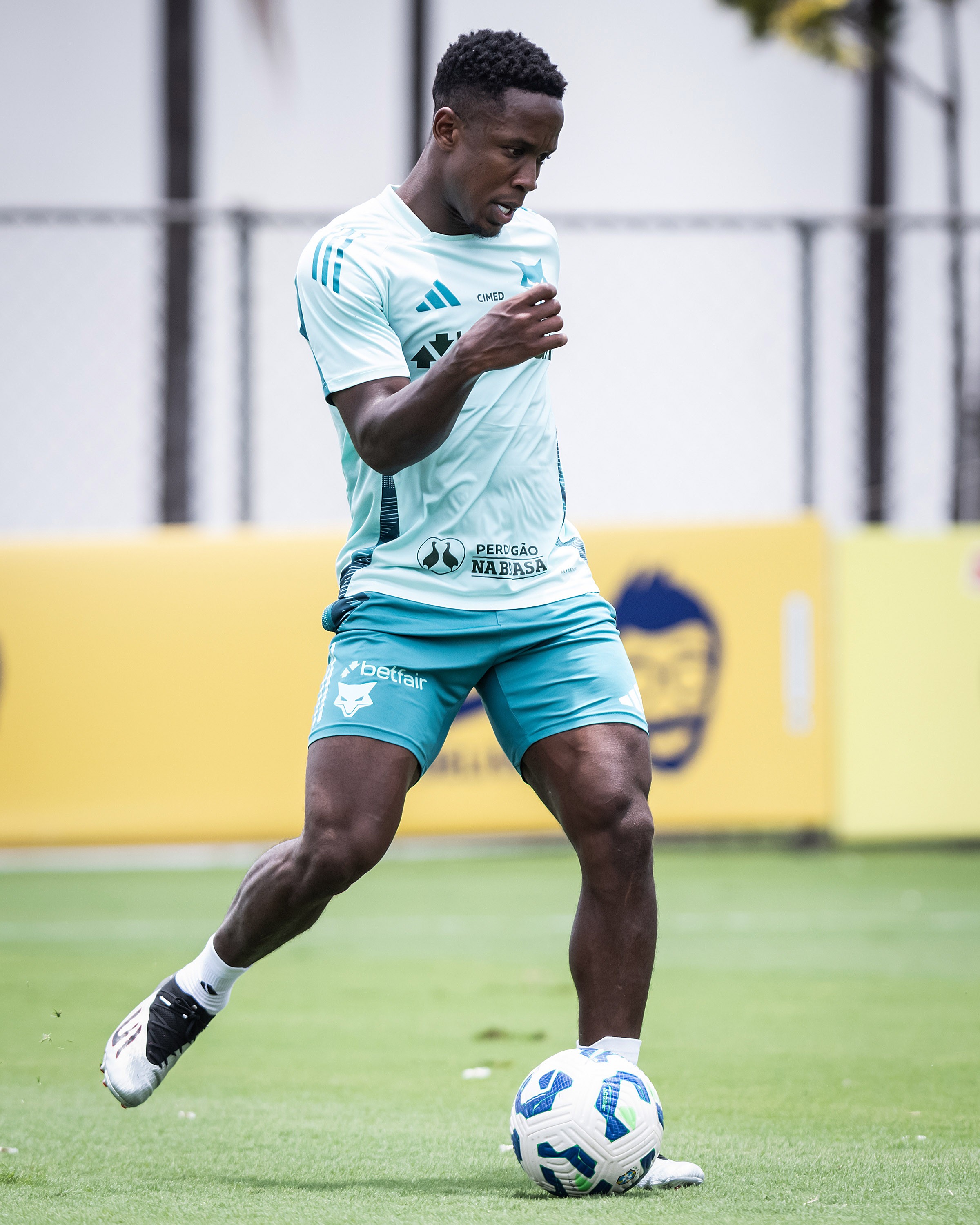 Cruzeiro: Sinisterra fica em tratamento durante parte das férias após lesão.