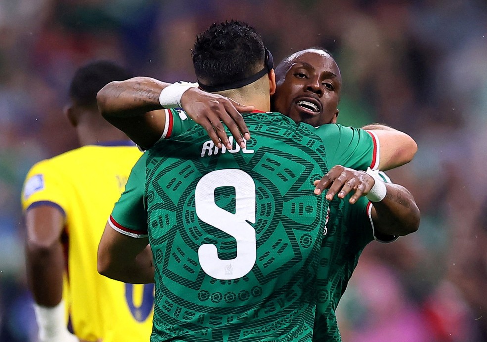 Jiménez e Quiñones comemoram gol do México