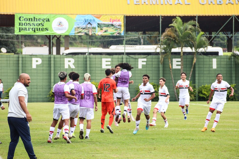 Jogadores do time sub-15 do São Paulo comemoram gol contra o Palmeiras na final da Copinha de Votorantim — Foto: Matheus Garcia/Prefeitura de Votorantim