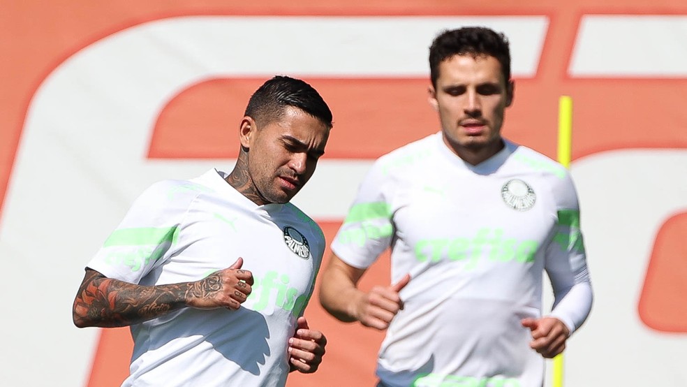 Dudu e Raphael Veiga durante treino do Palmeiras na Academia de Futebol — Foto: Cesar Greco