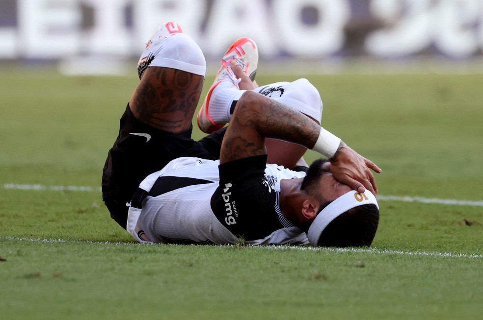 Memphis Depay sente dores em Flamengo x Corinthians — Foto: Sergio Moraes/Reuters