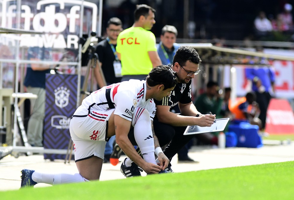 São Paulo x Bahia, Lucas Silvestre conversa com Alexandre Pato — Foto: Marcos Ribolli