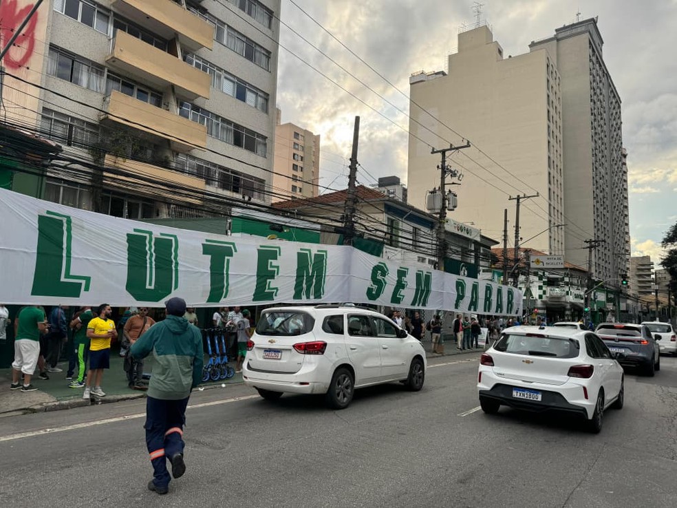 Torcedores do Palmeiras com faixas de apoio antes da semifinal da Libertadores
