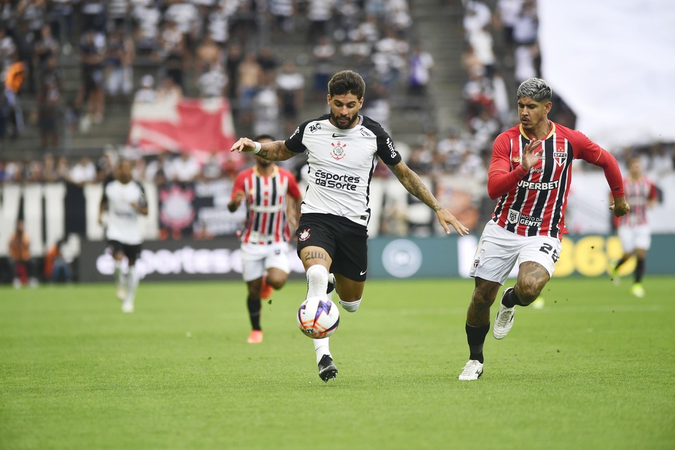 Yuri Alberto e Alan Franco em Corinthians x São Paulo — Foto: Marcos Ribolli
