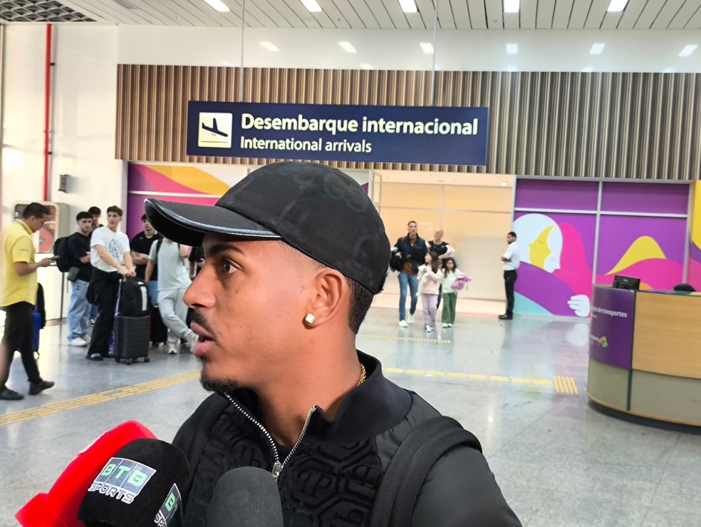 John Kennedy desembarca no Rio e se apresenta ao Fluminense — Foto: Zé Victor Meirinho