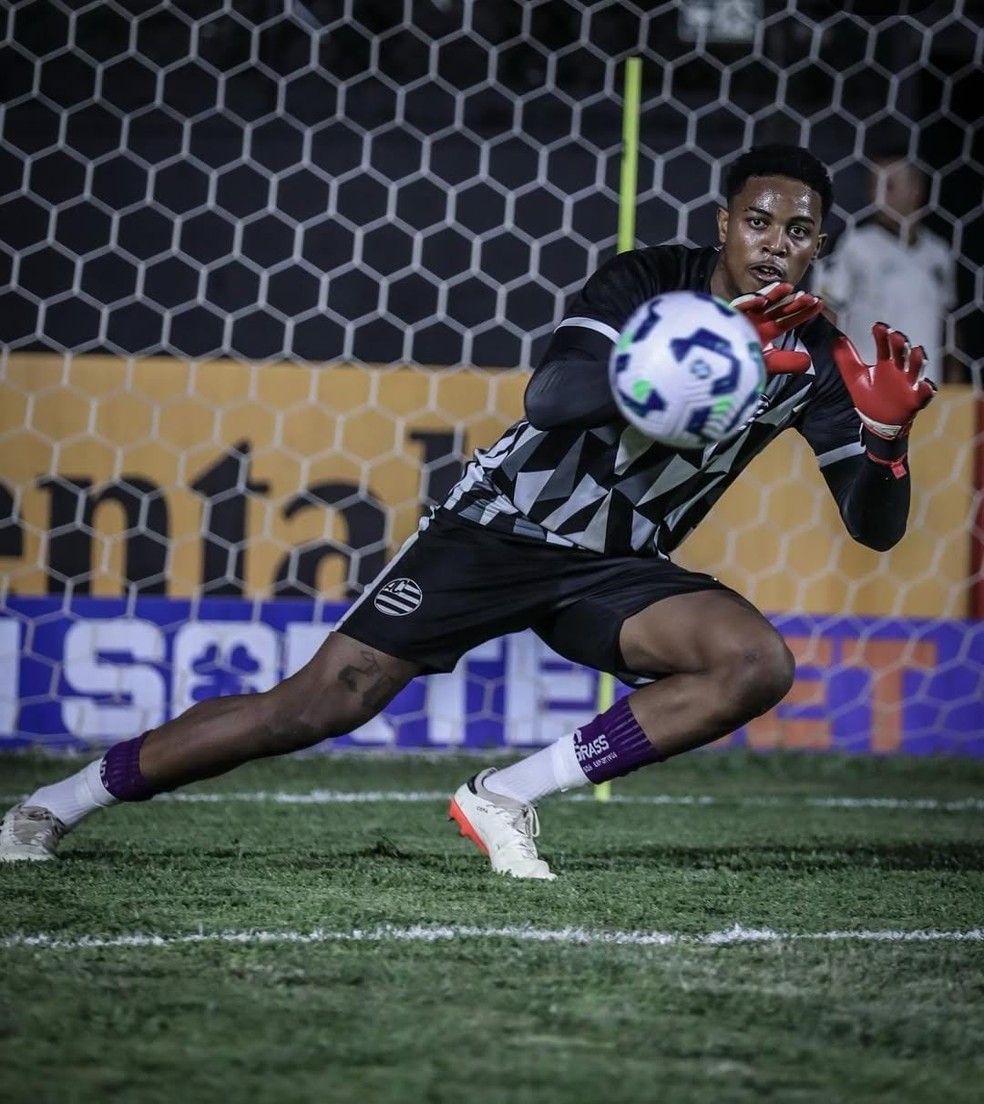 Diego Vítor falhou feio no segundo gol do Grêmio  — Foto: Fernanda Trindade/Athletic Club