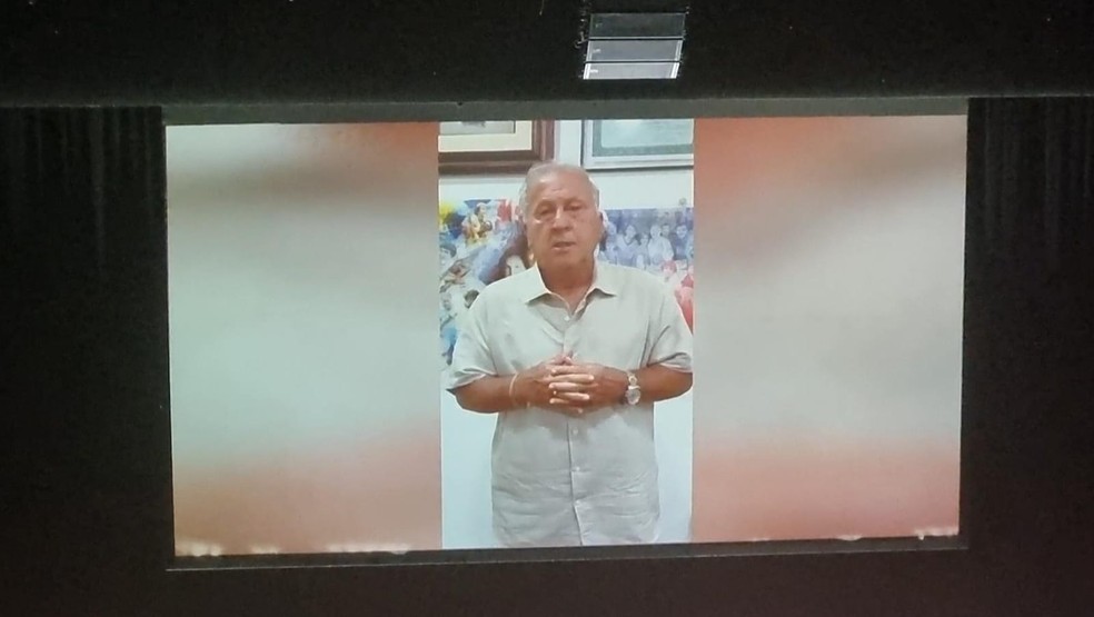 Telão exibe vídeo enviado por Zico durante lançamento da chapa de Bap