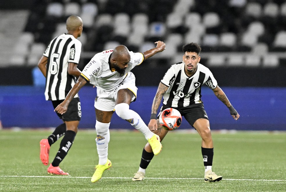Chay, hoje no Volta Redonda, reencontrou o Botafogo em jogo do Carioca — Foto: André Durão