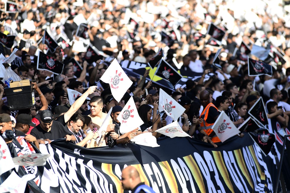 Torcida do Corinthians antes do clássico contra o São Paulo na Neo Química Arena  — Foto: Marcos Ribolli