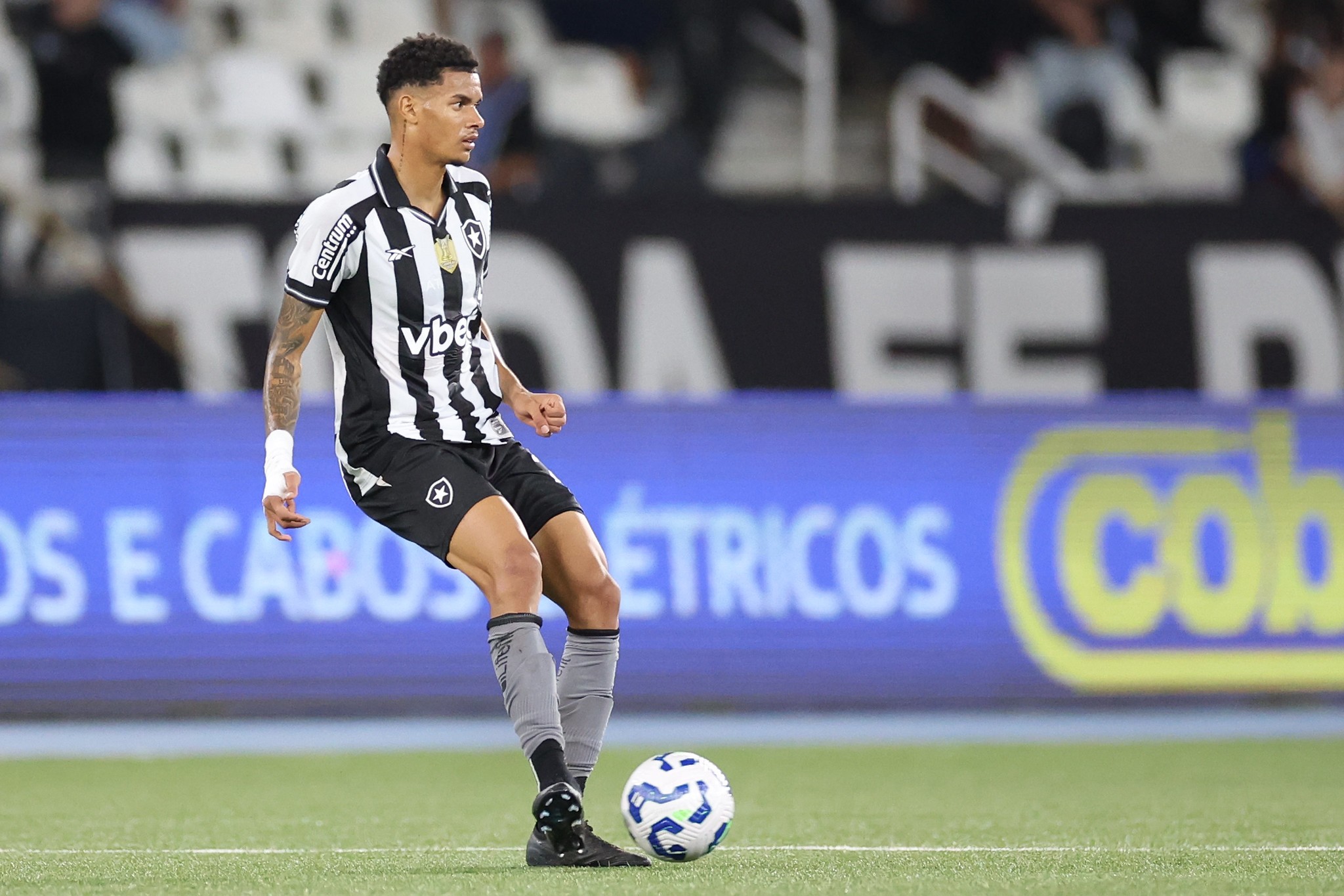Reforços são necessários? Entenda como Davide enxerga as opções de volantes no Botafogo