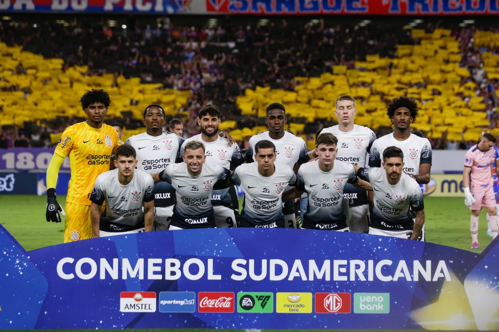 Jogadores titulares do Corinthians contra o Fortaleza — Foto: Lucas Emanuel/AGIF