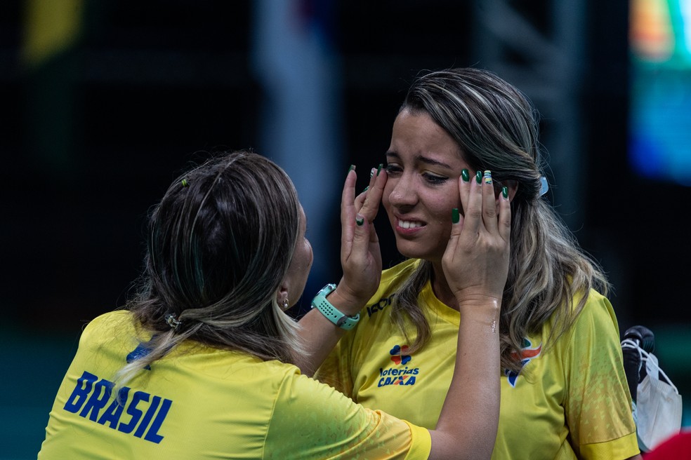Andreza chora e comemora vitória brasileira contra a Croácia no Mundial — Foto: Dantas Júnior / Ande / Divulgação