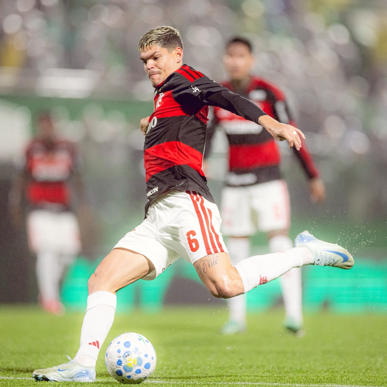 Ayrton Lucas Reconhece Desempenho Abaixo do Esperado na Vitória do Flamengo sobre a Chapecoense