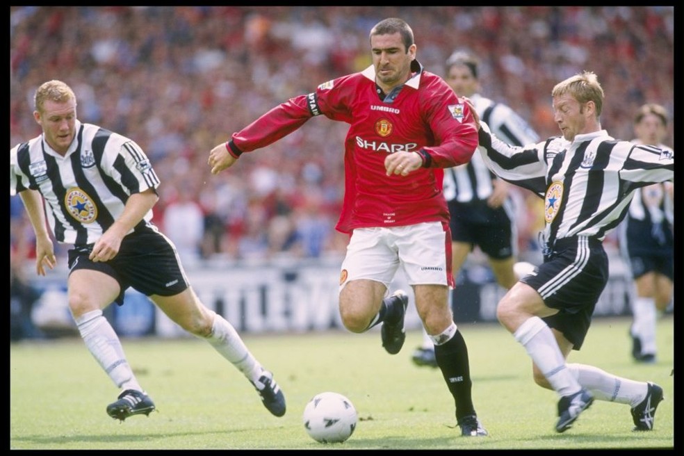 Eric Cantona liderou Manchester United na busca pela liderança do Newcastle, que chegou a ser de 12 pontos em 1995/96 — Foto: Getty Images