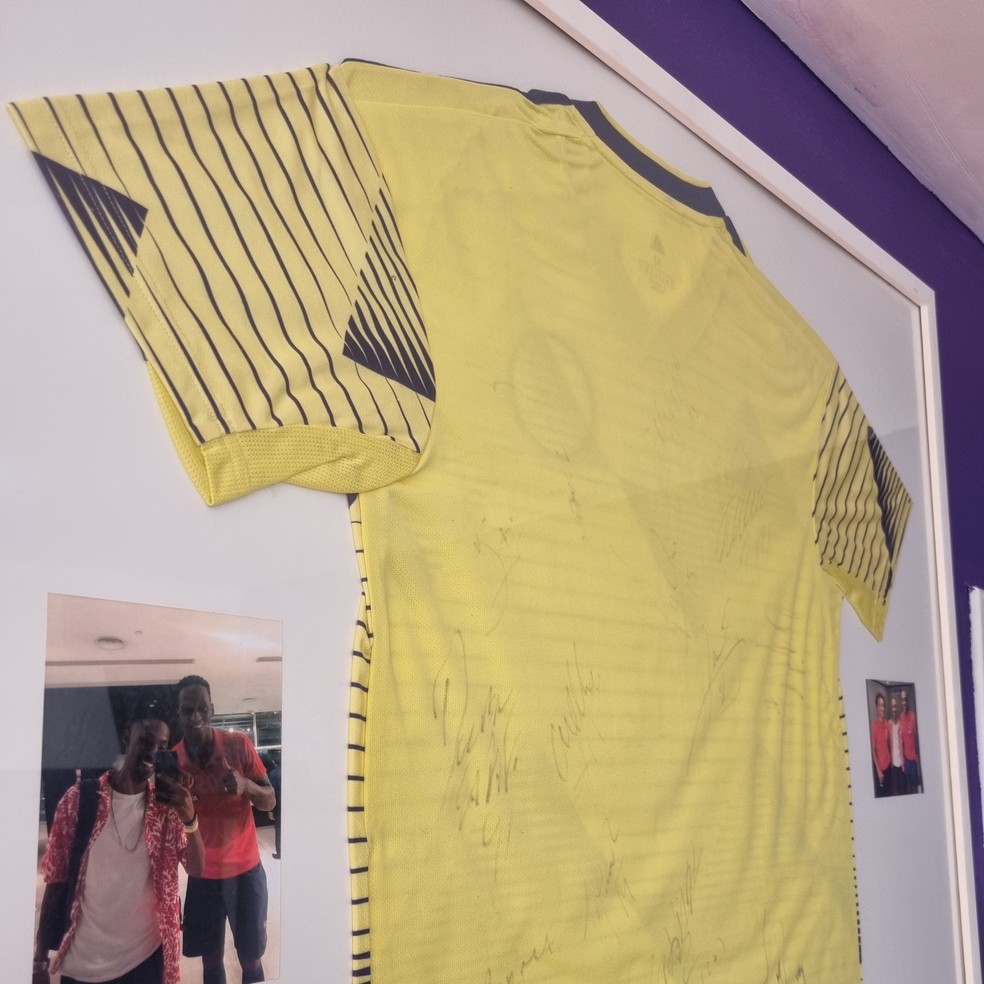 Camisa da Colômbia exibida é recordação do trabalho na Copa América — Foto: José Edgar de Matos