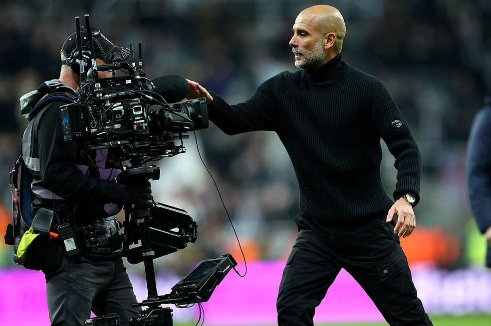 Pep Guardiola ataca cinegrafista de TV ao final do jogo entre Manchester City e Newcastle — Foto: Getty Images