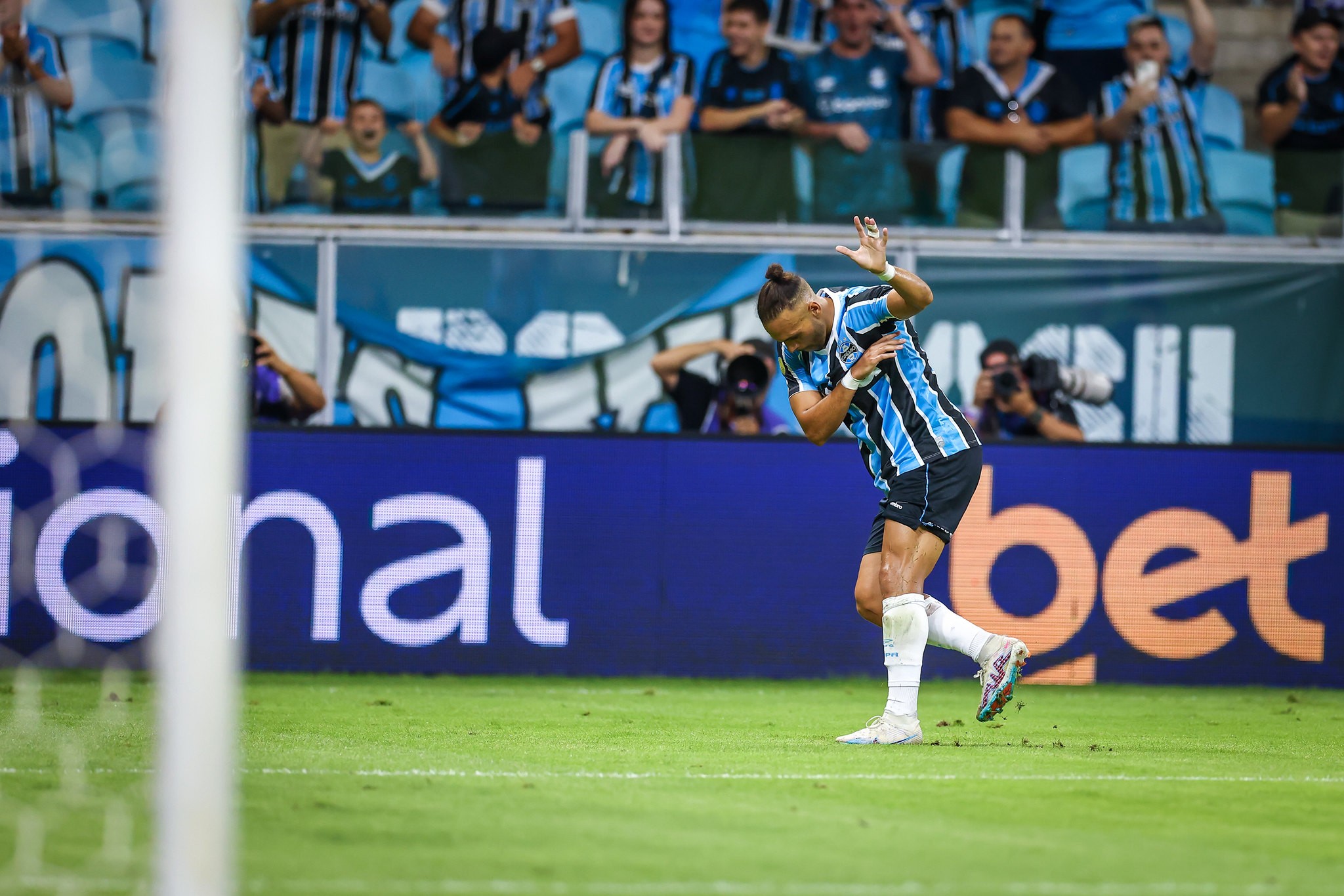 Entenda o fascínio que a dança de Braithwaite causa nos gremistas