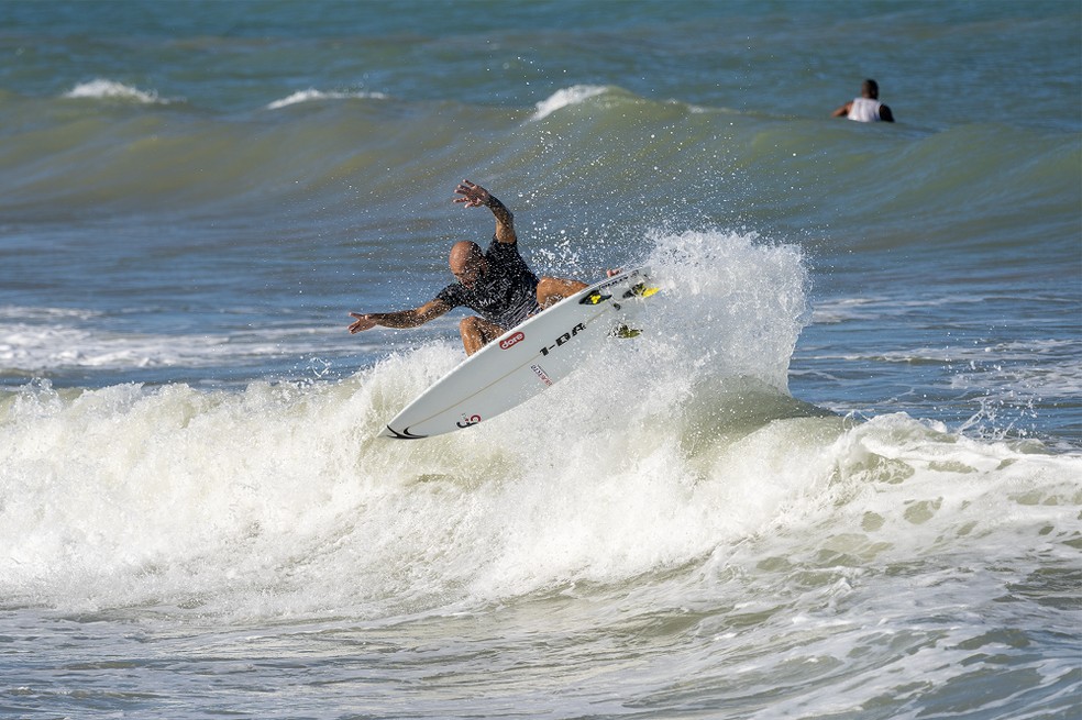 Jadson André, potiguar com mais tempo de elite do surfe mundial, em Ponta Negra — Foto: Fidel Dantas
