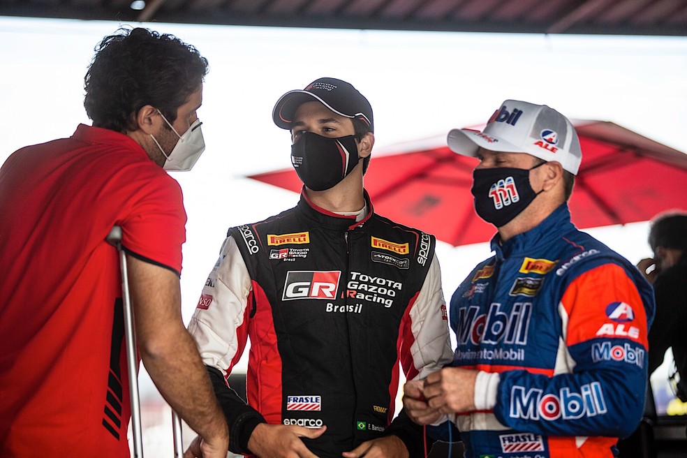 Antes das corridas em Cascavel na edição 2021, Dudu Barrichello conversa com o pai Rubens e o chefe Maurício Ferreira — Foto: Bruno Terena