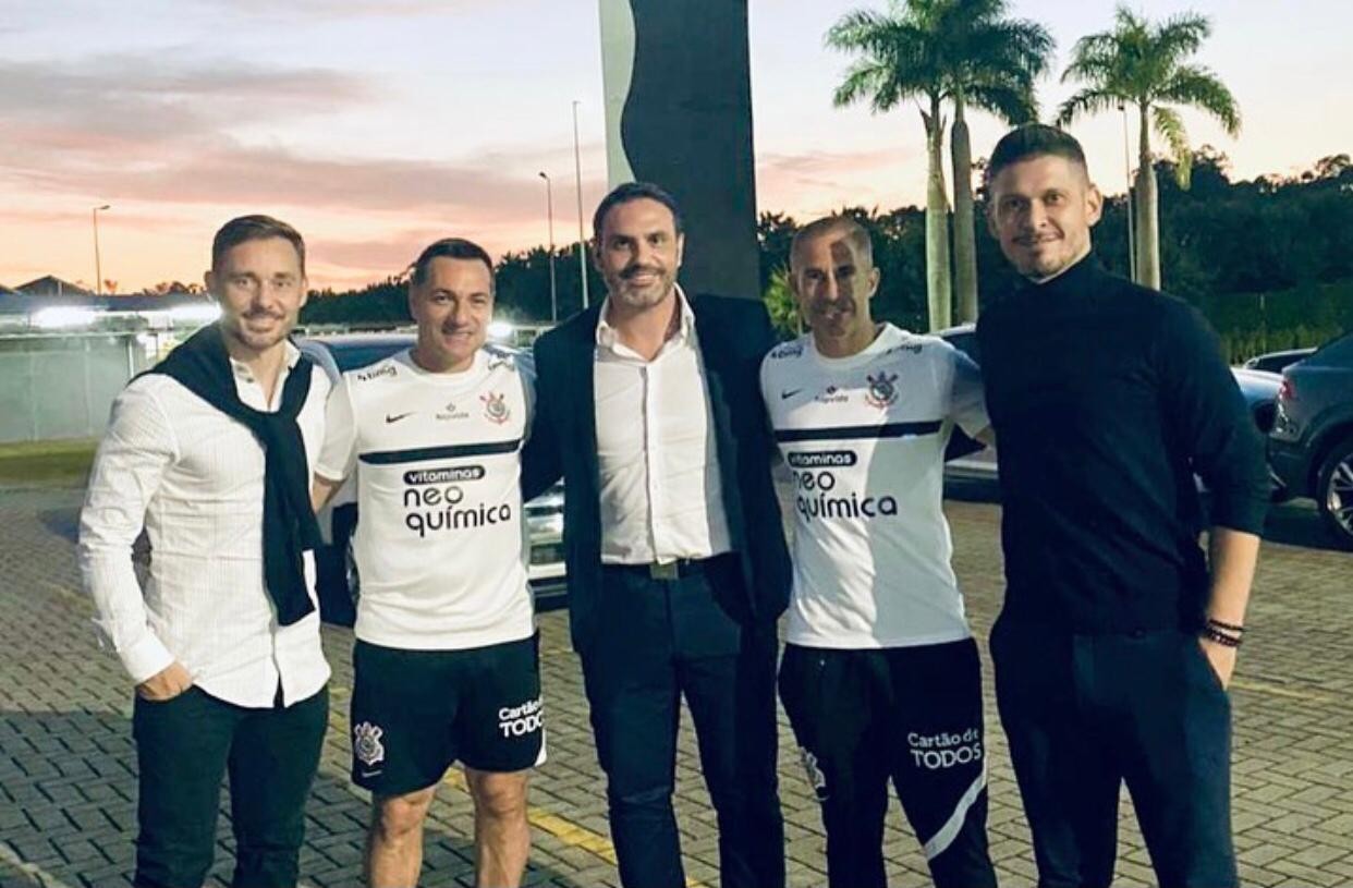 Sylvinho treina o Corinthians cercado de nomes que viveram o São Paulo | Ge