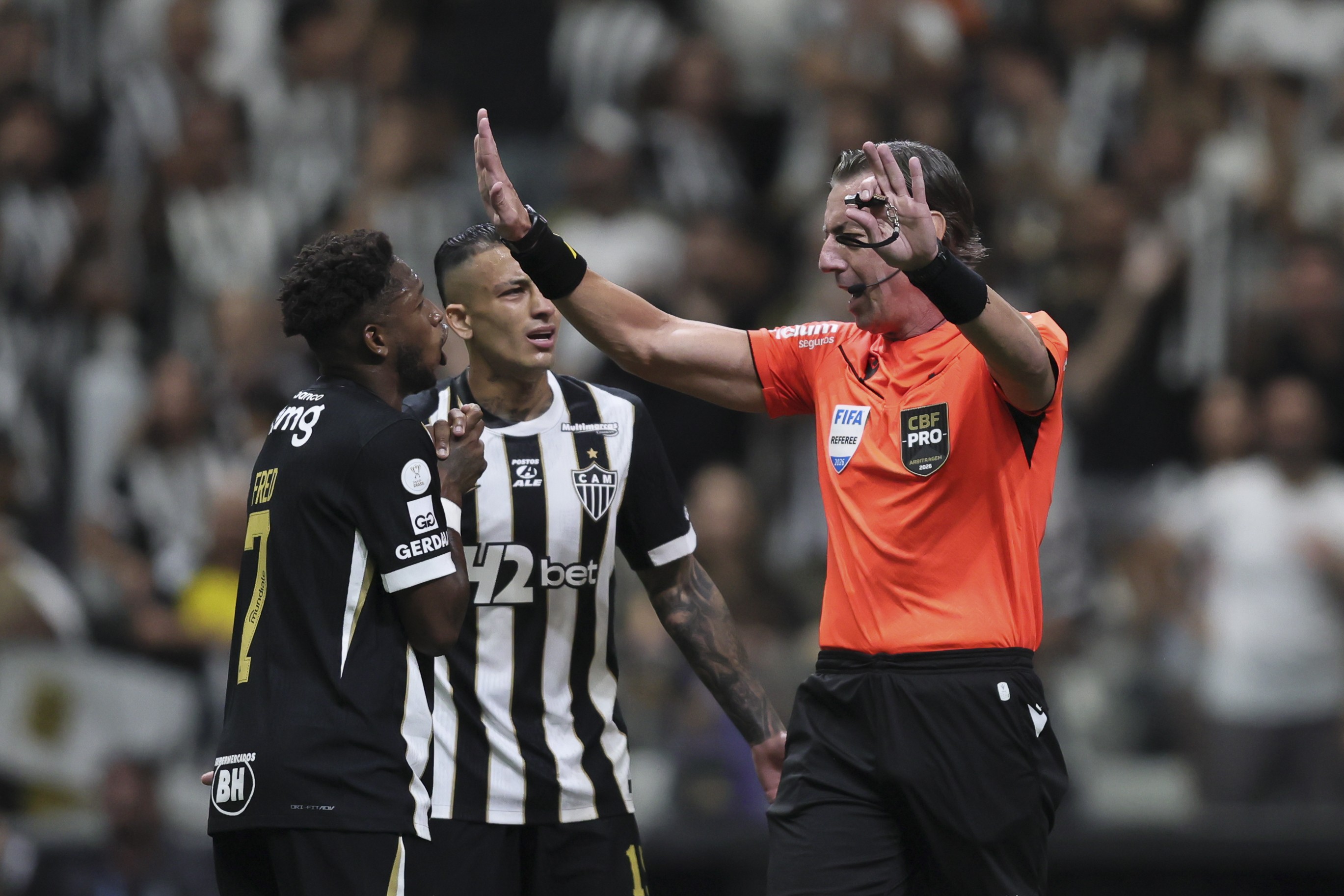 Árbitro de Atlético-MG x Cruzeiro relata pressão de dirigente no intervalo: "Você é o pior"