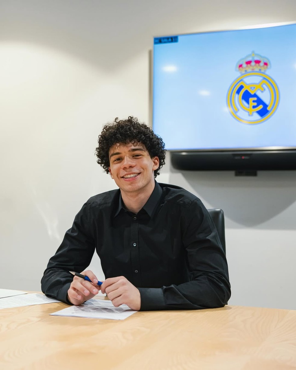 Enzo Alves assina primeiro contrato profissional com Real Madrid — Foto: Divulgação