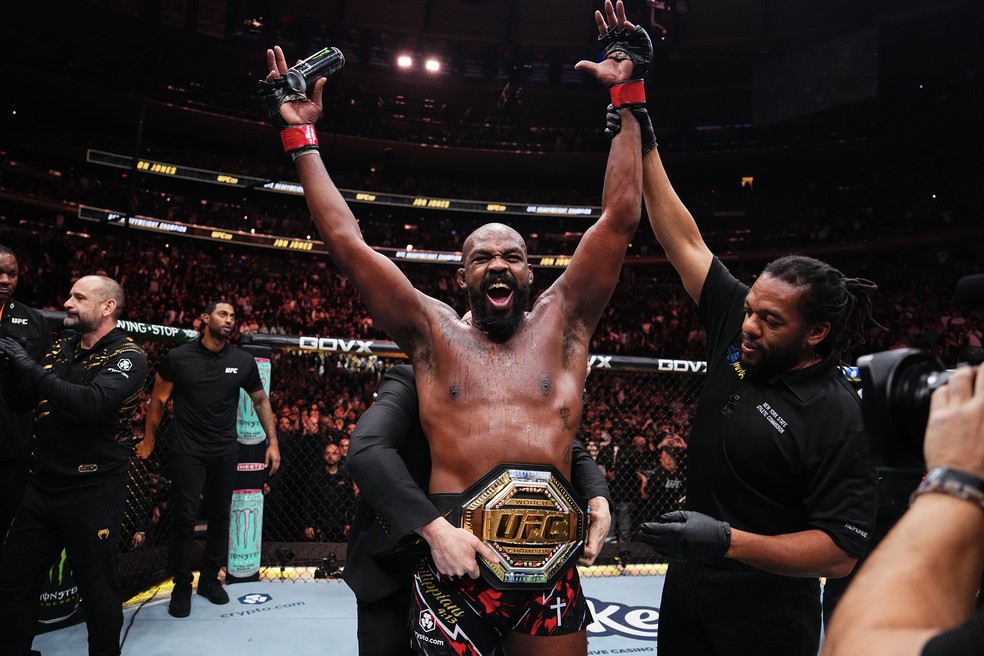 Jon Jones recebe o cinturão após vencer no UFC 309 — Foto: Jeff Bottari/Zuffa LLC
