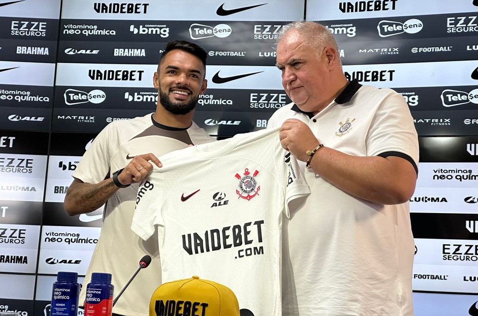 Raniele é apresentado no Corinthians — Foto: Bruno Cassucci