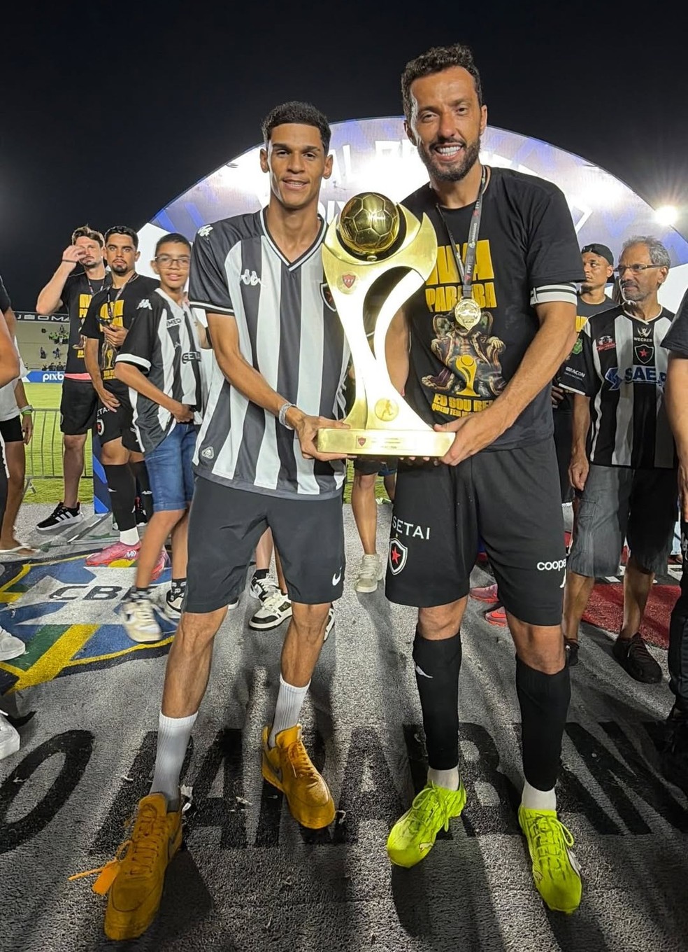 Luva de Pedreiro e Nenê em festa do título paraibano do Botafogo-PB — Foto: Divulgação / Redes Sociais