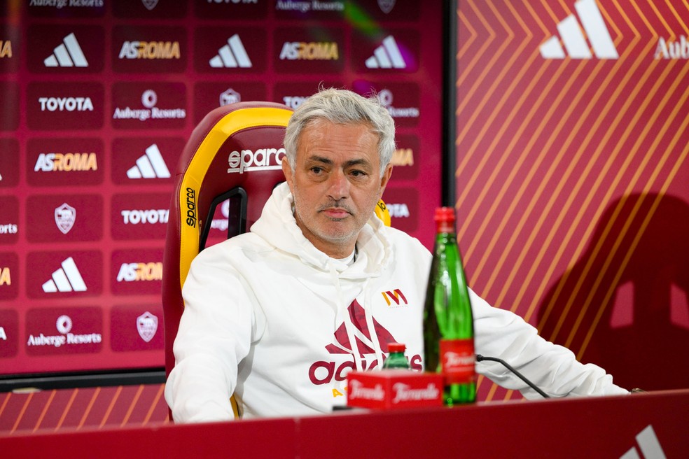 José Mourinho, técnico da Roma, em coletiva de imprensa — Foto: Divulgação / Roma