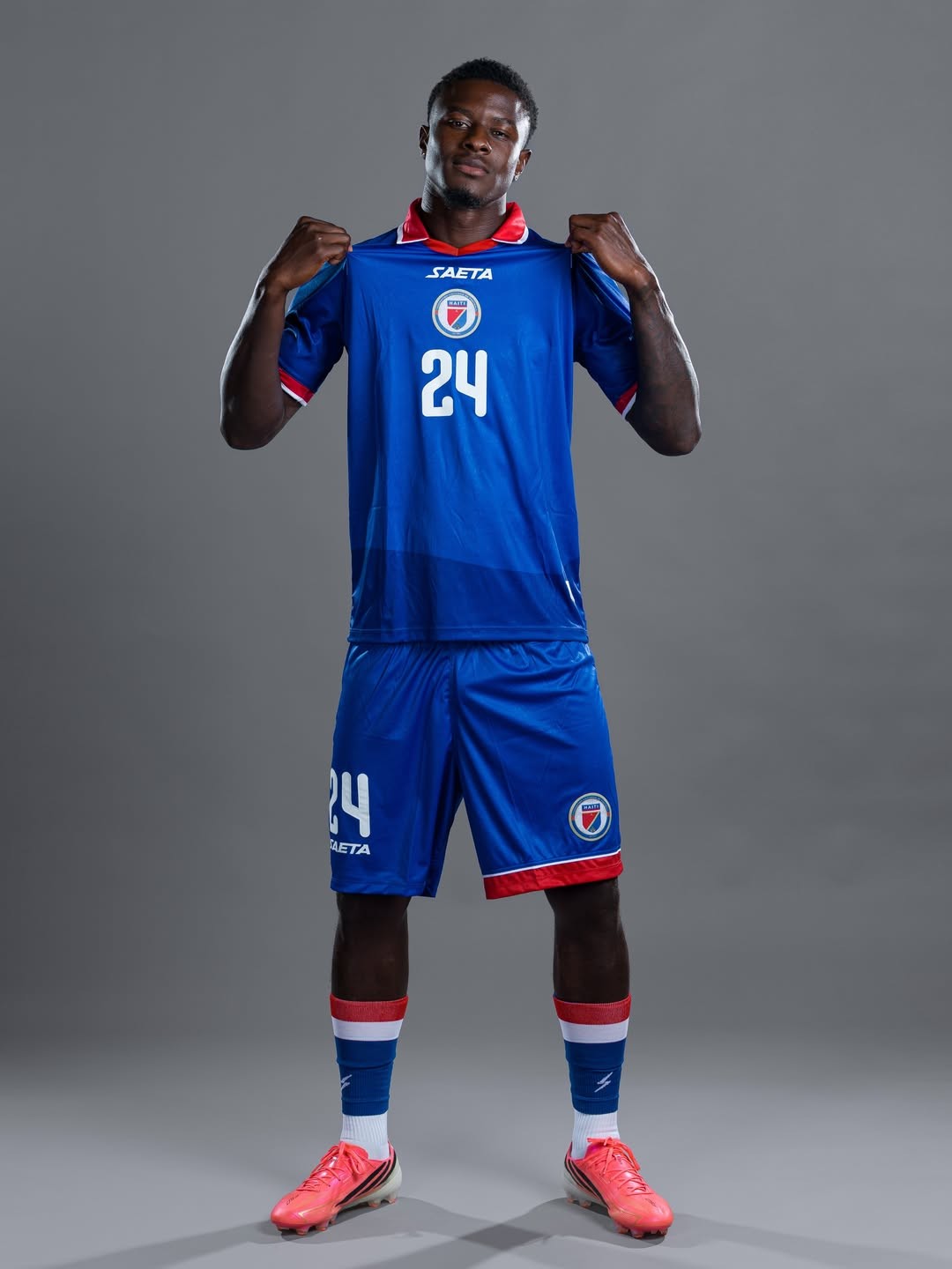 Lateral saiu do Haiti adotado, foi entregador de pizzas e enfrentou racismo antes de estar na Copa